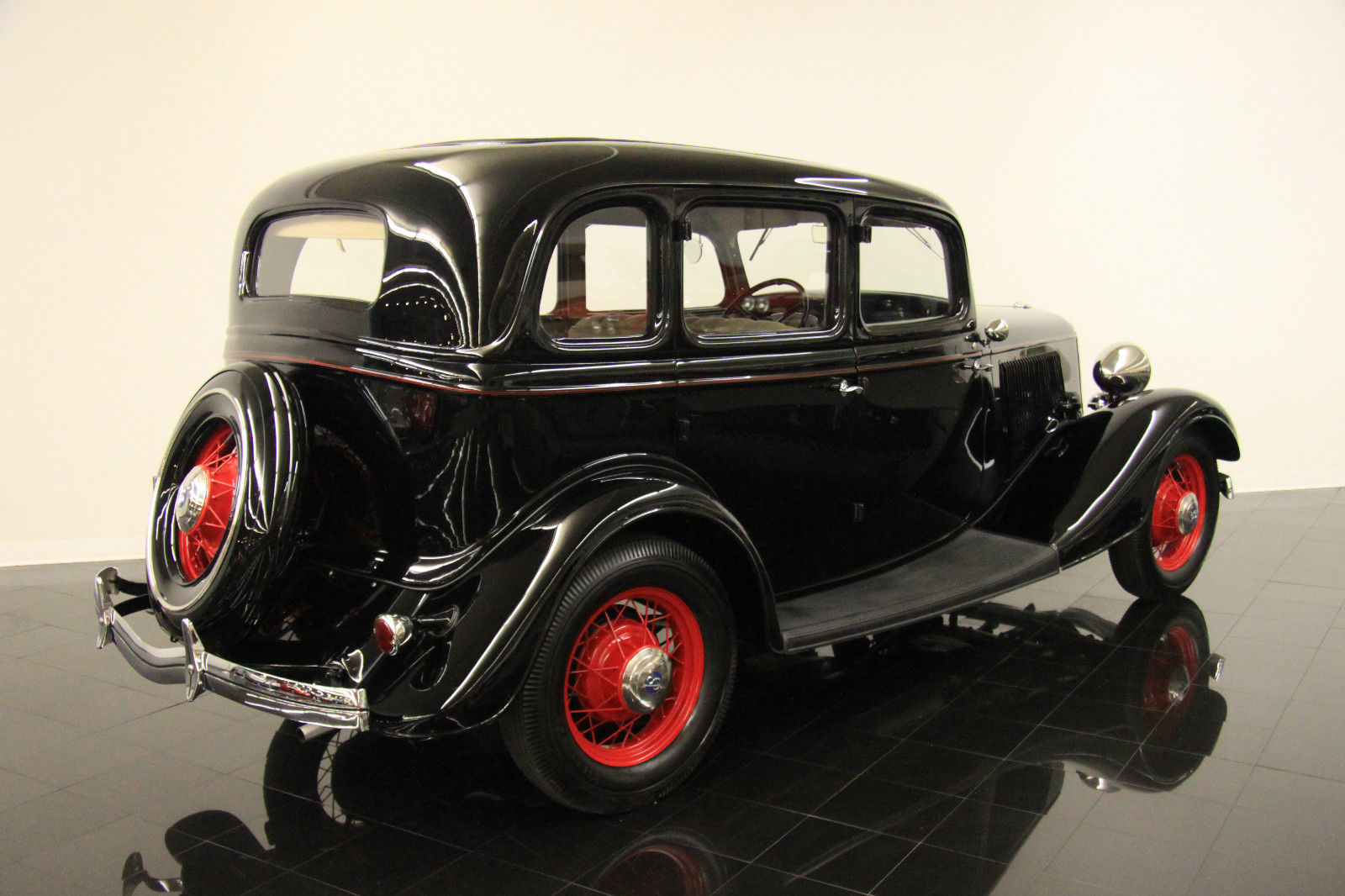 1933. Model 40 Deluxe Fordor Sedan. 