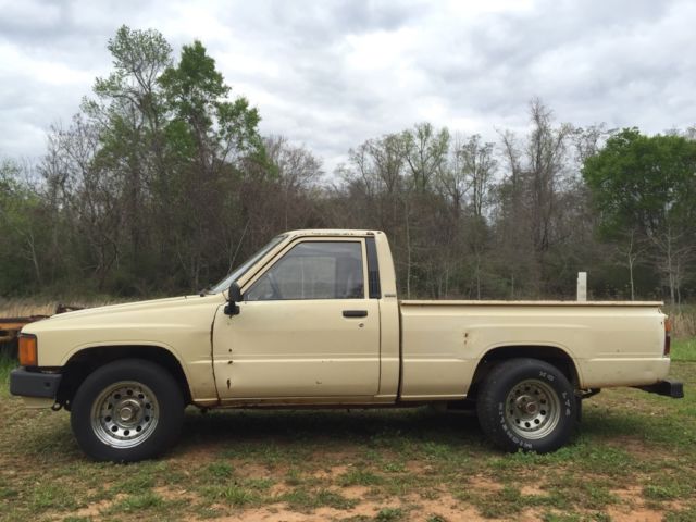 1985 Toyota Pickup Truck 22R Motor with Manual Transmission
