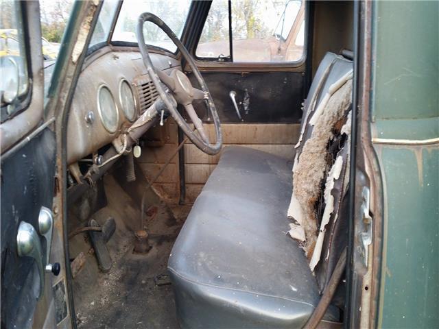 Green 1952 Chevrolet 1 1/2 Ton -- with -- interior