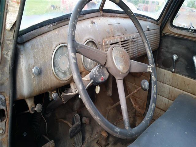 Green 1952 Chevrolet 1 1/2 Ton -- with -- interior
