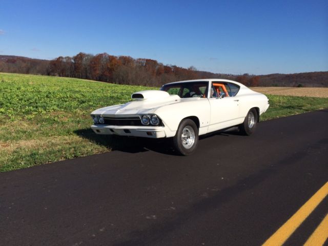 White 1968 Chevrolet Chevelle Coupe with Black interior