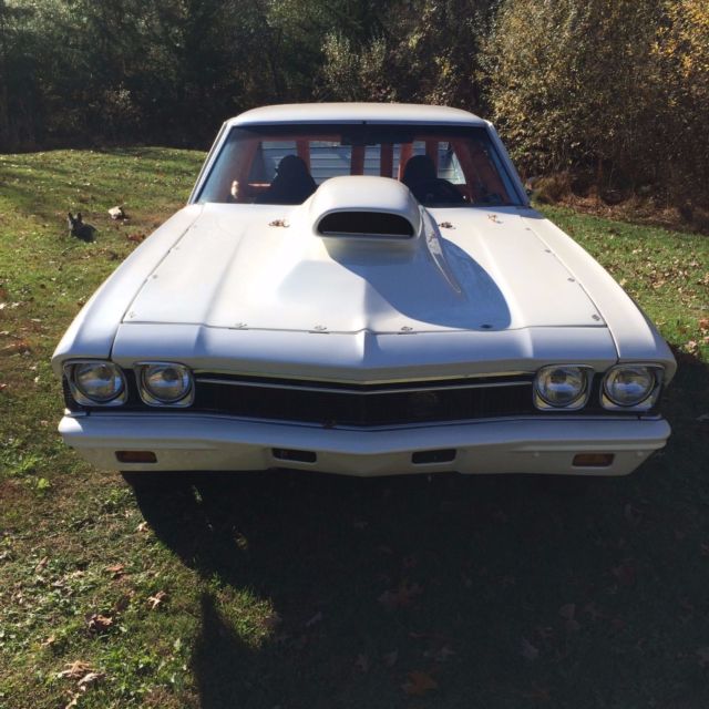 White 1968 Chevrolet Chevelle Coupe with Black interior