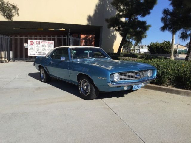 Blue/White 1969 Chevrolet Camaro Coupe with White Houndstooth interior