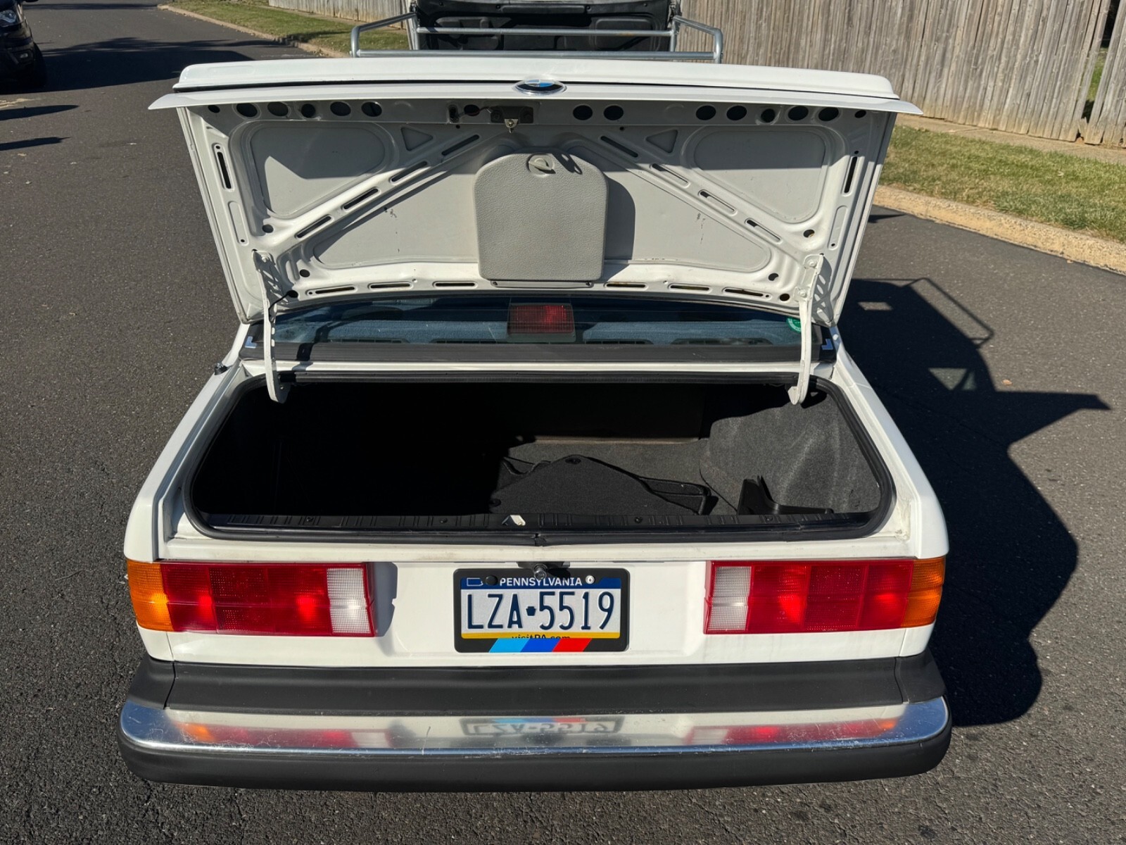 White 1986 BMW 3-Series Sedan with Blue interior