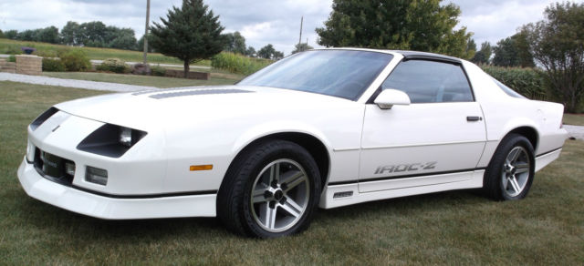 WHITE 1986 Chevrolet Camaro Z28 IROC with Gray interior