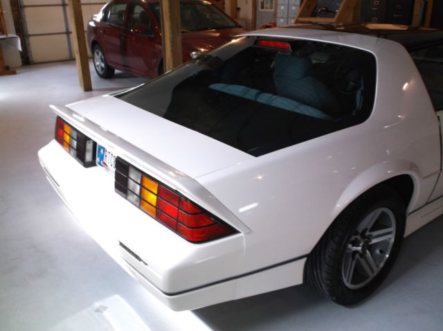 WHITE 1986 Chevrolet Camaro Z28 IROC with Gray interior