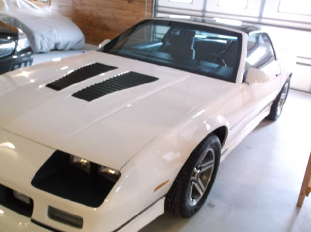 WHITE 1986 Chevrolet Camaro Z28 IROC with Gray interior