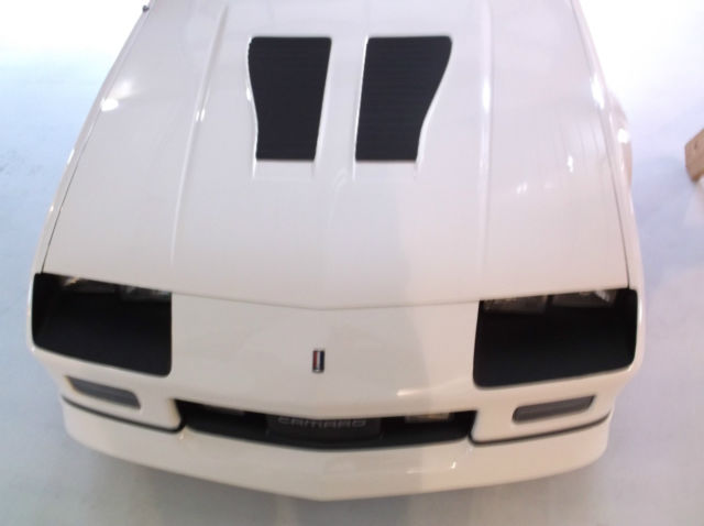 WHITE 1986 Chevrolet Camaro Z28 IROC with Gray interior