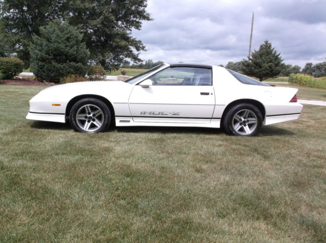 WHITE 1986 Chevrolet Camaro Z28 IROC with Gray interior