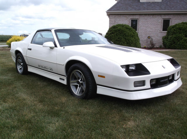 WHITE 1986 Chevrolet Camaro Z28 IROC with Gray interior
