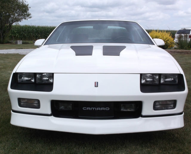 WHITE 1986 Chevrolet Camaro Z28 IROC with Gray interior