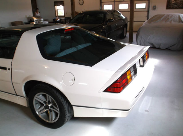 WHITE 1986 Chevrolet Camaro Z28 IROC with Gray interior