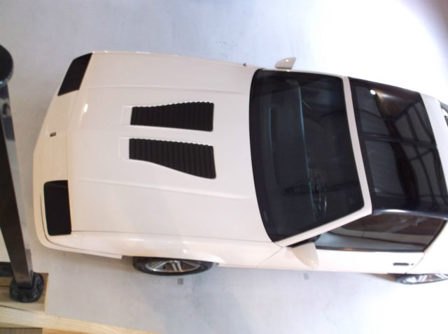 WHITE 1986 Chevrolet Camaro Z28 IROC with Gray interior