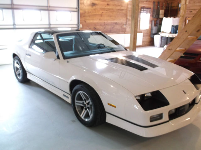 WHITE 1986 Chevrolet Camaro Z28 IROC with Gray interior