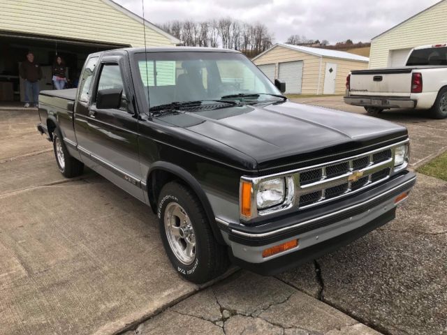 Black 1993 Chevrolet S-10 Extended Cab Pickup with Gray interior