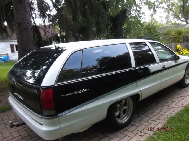 White/Black 1993 Chevrolet Caprice Wagon with Gray interior