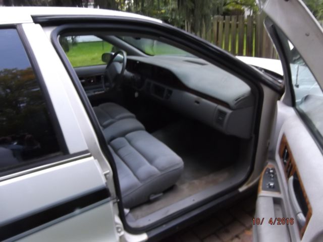 White/Black 1993 Chevrolet Caprice Wagon with Gray interior