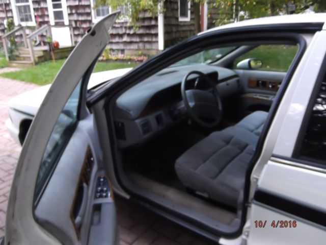 White/Black 1993 Chevrolet Caprice Wagon with Gray interior