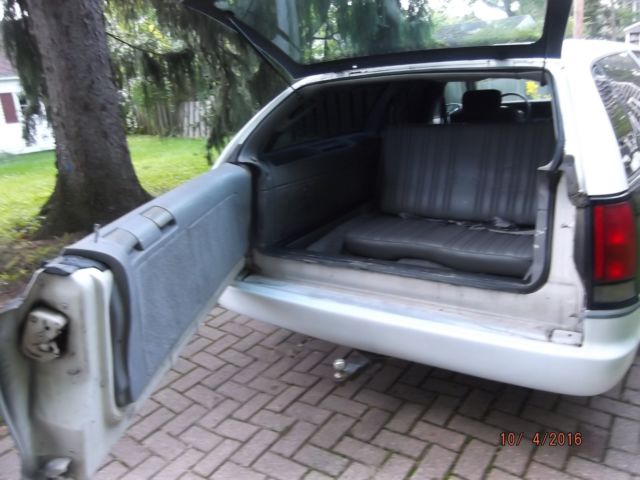 White/Black 1993 Chevrolet Caprice Wagon with Gray interior
