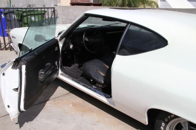 White 1969 Chevrolet Chevelle Coupe with Black interior