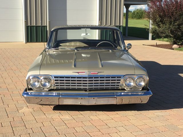 Silver 1962 Chevrolet Bel Air/150/210 Sedan