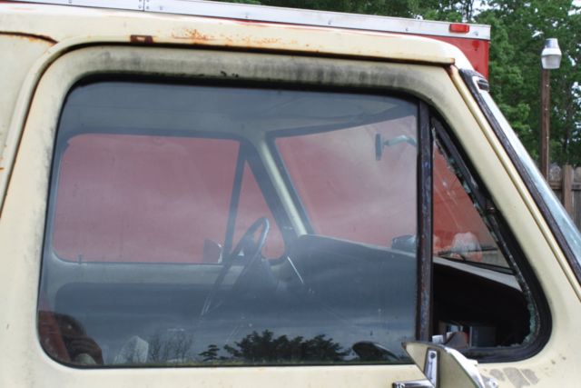 White 1978 Ford F-100 Short Bed
