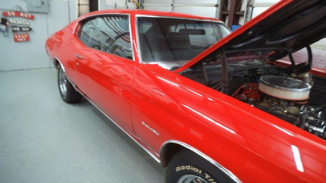 Red 1972 Chevrolet Chevelle 2 dr hardtop with Black interior