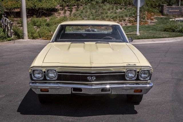 Yellow 1968 Chevrolet Chevelle Coupe with Black interior