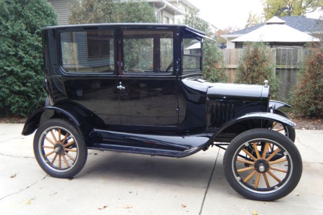 Black 1924 Ford Model T Sedan with Gray interior