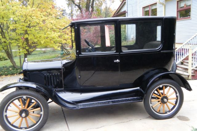 Black 1924 Ford Model T Sedan with Gray interior