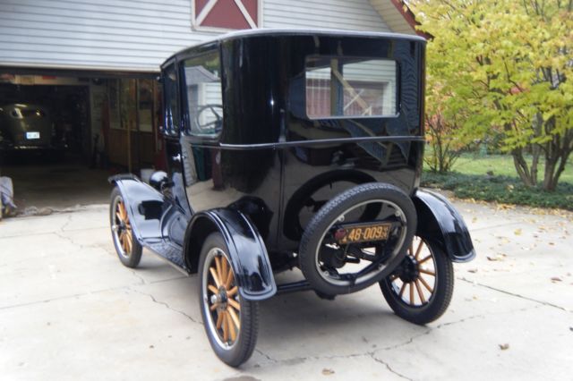 Black 1924 Ford Model T Sedan with Gray interior