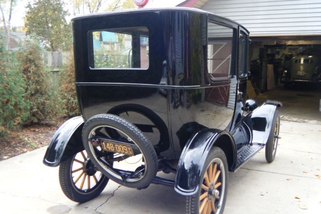 Black 1924 Ford Model T Sedan with Gray interior