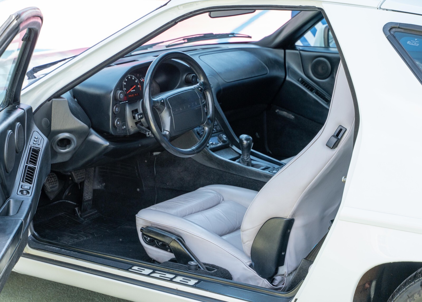 White 1991 Porsche 928 Coupe with Grey interior